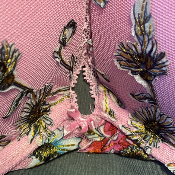 EUC~Woman’s Victoria’s Secret 32 DD (E) Dream Angels Pink Laced Detailed Bra - Picture 3 of 9
